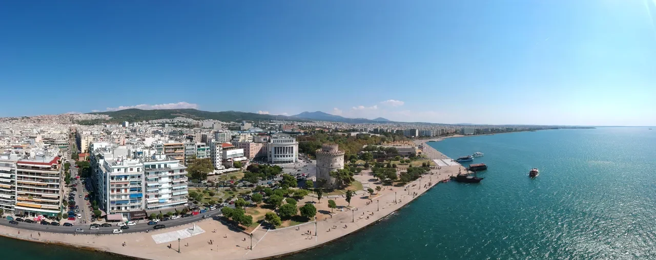 Thessaloniki beach promenade. (Image Source: WikiMedia Commons)
